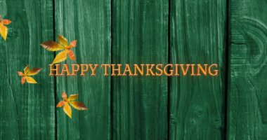 Sonbahar yaprakları üzerinde yeşil tahta üzerinde mutlu şükran günü metinlerinin animasyonu. Şükran Günü, Amerikan vatanseverliği, şenlik, kutlama ve gelenek konsepti, dijital olarak üretilen video.