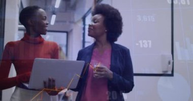 İş verileri ve finansal tablolar, farklı meslekdaşların iş görüşmesi üzerine. Takım çalışması, işbirliği, veri analizi, tartışma, ofis kavramı