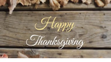 Tahta tahtalarda sonbahar yaprakları üzerinde mutlu şükran günü metinlerinin animasyonu. Şükran Günü, Amerikan vatanseverliği, şenlik, kutlama ve gelenek konsepti, dijital olarak üretilen video.