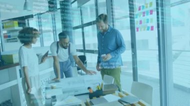 Ofisteki çeşitli iş adamları üzerinde dijital veri işleme animasyonu. Küresel finans, işletme, bağlantılar, hesaplama ve veri işleme kavramı, dijital olarak oluşturulmuş video.