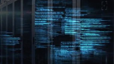 Veri merkezindeki sunucu rafları üzerinde bilgisayar kodu canlandırılıyor. Teknoloji, kodlama, sunucular, dijital, animasyon, programlama