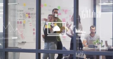 Ofisteki çeşitli iş adamları üzerinde finansal veri işleme animasyonu. Küresel finans, işletme, bağlantılar, hesaplama ve veri işleme kavramı, dijital olarak oluşturulmuş video.