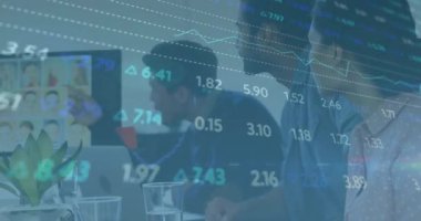 Borsa veri animasyonu, iş adamlarının ofiste toplanmasını kapsıyor. Finans, analiz, işbirliği, teknoloji, şirket