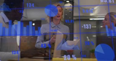 Ofisteki çeşitli iş adamları üzerinde finansal veri işleme animasyonu. Küresel finans, işletme, bağlantılar, hesaplama ve veri işleme kavramı, dijital olarak oluşturulmuş video.