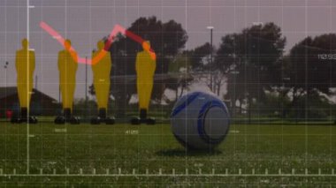 Sahada sarı mankenlerle futbol antrenmanı üzerine grafik animasyonu. Spor, atlet, talimler, performans, analiz, pratik