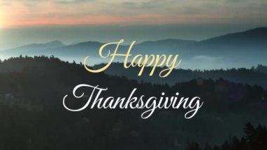 Sonbahar manzarasında Şükran Günü metninin animasyonu. Şükran Günü, Amerikan vatanseverliği, şenlik, kutlama ve gelenek konsepti, dijital olarak üretilen video.