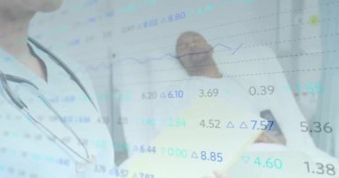 Steteskoplu gülümseyen doktor tıbbi veri animasyonunu ve hasta yatağını inceliyor. Sağlık ve Bakım