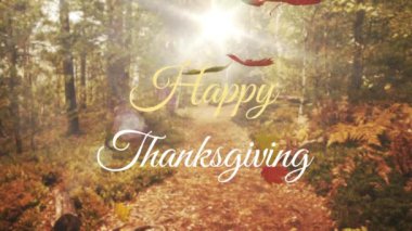 Sonbahar yaprakları arasında ormana düşen mutlu şükran günü metinlerinin animasyonu. Şükran Günü, şenlik, kutlama ve gelenek konsepti, dijital olarak oluşturulmuş video.