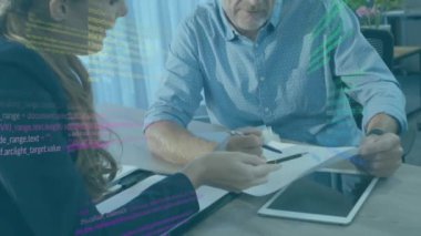 Ofisteki çeşitli iş adamları üzerinde dijital veri işleme animasyonu. Küresel finans, işletme, bağlantılar, hesaplama ve veri işleme kavramı, dijital olarak oluşturulmuş video.