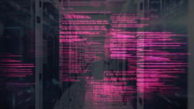 Karanlık sunucu odası arka planında pembe kodlu metin animasyonu, teknoloji konsepti. veri merkezi, dijital, fütürist, programlama, siber konsept