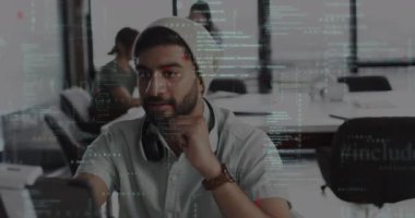Ofisteki melez iş adamının veri işleme animasyonu. Küresel finans, işletme, bağlantılar, hesaplama ve veri işleme kavramı, dijital olarak oluşturulmuş video.