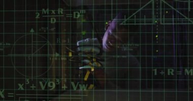 Sunucularla Afrika kökenli Amerikalı erkek teknisyen üzerinde bilimsel veri işleme animasyonu. Küresel bilim, bağlantılar, hesaplama ve veri işleme kavramı, dijital olarak oluşturulmuş video.