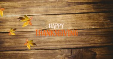 Tahta tahtalarda sonbahar yaprakları üzerinde mutlu şükran günü metinlerinin animasyonu. Şükran Günü, Amerikan vatanseverliği, şenlik, kutlama ve gelenek konsepti, dijital olarak üretilen video.