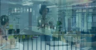 Finansal veriler modern ofisteki iş toplantısı üzerine animasyon çizelgesi hazırlıyor. Finans, analitik, şirket, teknoloji, takım çalışması, strateji