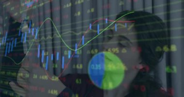 Finansal eğilimleri analiz eden, borsa veri animasyonunu izleyen bir kadın. Finans, analiz, iş, yatırım, ekonomi kavramı