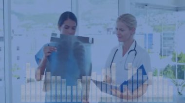 Ses dalgası animasyonuyla röntgenleri inceliyoruz, tıp uzmanları sonuçları tartışıyorlar. Sağlık, teşhis, ultrason, danışma, radyoloji, doktorlar.