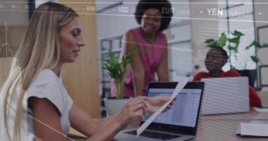 Değişik iş adamlarının ofiste tartışması üzerine döviz kurları animasyonu. Maliye, takım çalışması, işbirliği, ekonomi, toplantı