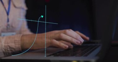 Beyaz kadın teknisyen üzerinden sunucularla bilimsel veri işleme animasyonu. Küresel bilim, bağlantılar, hesaplama ve veri işleme kavramı, dijital olarak oluşturulmuş video.