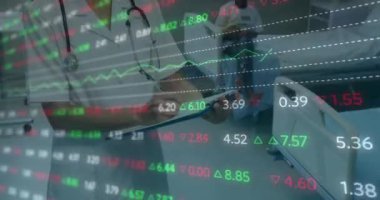 Hastanedeki hastalarla iletişim kuran tıbbi uzmanları kapsayan borsa veri animasyonu. Sağlık, finans, teknoloji, etkileşim konsepti