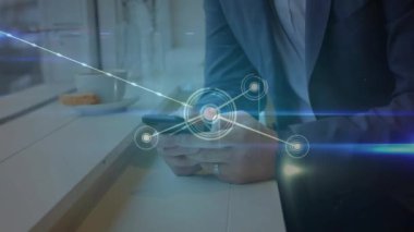 Kafede akıllı telefon, ağ bağlantıları ve veri işleme animasyonları kullanmak. Teknoloji, iletişim, mobil, internet, dijital, bağlantı kavramı