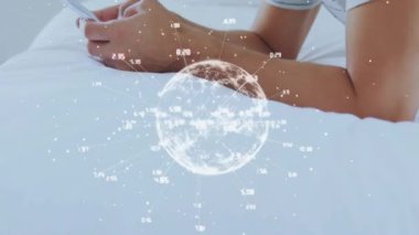 Küresel ağ veri animasyonu olan bir adam yatakta akıllı telefon kullanıyor. Teknoloji, internet, bağlantı, ağ, dijital, iletişim