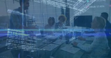 İkili kod ve veri işleme animasyonu ofisteki çeşitli iş adamları üzerinde. Teknoloji, takım çalışması, yenilik, dijital, kurumsal, analitik