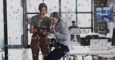 Ofisteki çeşitli iş adamları üzerinde ikili kodlama veri işleme animasyonu. Küresel finans, işletme, bağlantılar, hesaplama ve veri işleme kavramı, dijital olarak oluşturulmuş video.