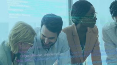 Ofisteki çeşitli iş adamları üzerinde dijital veri işleme animasyonu. Küresel finans, işletme, bağlantılar, hesaplama ve veri işleme kavramı, dijital olarak oluşturulmuş video.