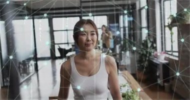 Asyalı iş kadınının ofisteki bağlantılarının ve veri işlemesinin animasyonu. Küresel finans, işletme, bağlantılar, hesaplama ve veri işleme kavramı, dijital olarak oluşturulmuş video.