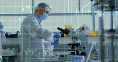 Laboratuvardaki çeşitli bilim adamları üzerinde bilimsel veri işleme animasyonu. Küresel bilim, bağlantılar, hesaplama ve veri işleme kavramı, dijital olarak oluşturulmuş video.