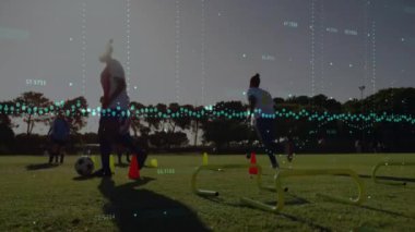 Futbol sahasında antrenman yapan atletlerin veri noktaları ve grafikleri. analitik, spor, performans, teknoloji