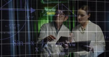 Çeşitli teknisyenlerin sunucularla bilimsel veri işleme animasyonu. Küresel bilim, bağlantılar, hesaplama ve veri işleme kavramı, dijital olarak oluşturulmuş video.