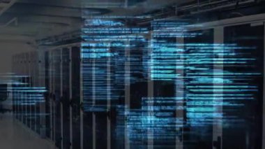 Veri merkezindeki sunucu raflarının üzerinde dijital kod animasyonu. Teknoloji, kodlama, siber güvenlik, ağ oluşturma, sunucular, bilgi kavramı
