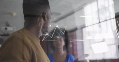 Ofisteki çeşitli iş adamları üzerinde finansal veri işleme animasyonu. Küresel finans, işletme, bağlantılar, hesaplama ve veri işleme kavramı, dijital olarak oluşturulmuş video.