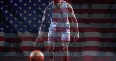 Amerikan bayrağının Afro-Amerikan erkek basketbolcu üzerinden canlandırılması. Küresel spor, rekabet ve vatanseverlik kavramı, dijital olarak üretilen video.