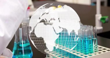 Laboratuvarda test tüpleriyle çalışan bilim adamının dünya animasyonu. Bilim, araştırma, deney, biyoteknoloji, yenilik, teknoloji