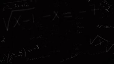 Matematiksel denklemler ve simgeler siyah zemin üzerinde canlandırılıyor. Animasyon, matematik, karatahta, eğitim, teknoloji, bilim