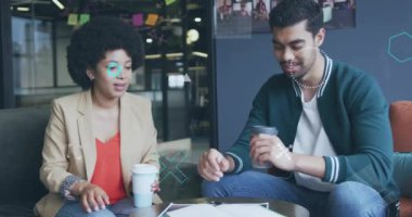 Ofisteki çeşitli iş adamları üzerinde finansal veri işleme animasyonu. Küresel finans, işletme, bağlantılar, hesaplama ve veri işleme kavramı, dijital olarak oluşturulmuş video.