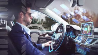 Kafkasyalı iş adamının kullandığı arabanın üzerinde şema ve veri işleme animasyonları. Teknoloji ve dijital arayüz kavramı, dijital olarak oluşturulmuş video.