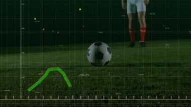 Sahadaki futbolcu ve top üzerinde yeşil finansal grafik animasyonu. Finans, spor, yatırım, büyüme, veri