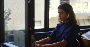 Bilgisayarı kullanan Kafkas iş kadınının finansal veri işleme animasyonu. Küresel finans, işletme, bağlantılar, hesaplama ve veri işleme kavramı, dijital olarak oluşturulmuş video.