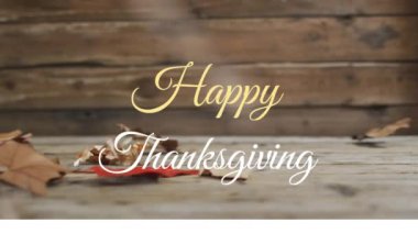 Tahta tahtalarda sonbahar yaprakları üzerinde mutlu şükran günü metinlerinin animasyonu. Şükran Günü, Amerikan vatanseverliği, şenlik, kutlama ve gelenek konsepti, dijital olarak üretilen video.