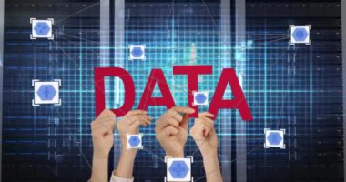 Eller dijital ağ ve veri işleme animasyonu üzerinden DATA metnini tutuyor. Teknoloji, yenilik, iletişim, bilgi, bağlantı, analitik