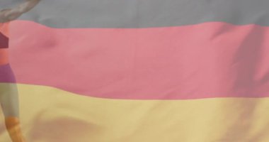 Beyaz kadın cirit atıcının üzerinde Alman bayrağının animasyonu. Küresel spor, rekabet ve vatanseverlik kavramı, dijital olarak üretilen video.