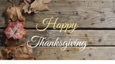 Tahta tahtalarda sonbahar yaprakları üzerinde mutlu şükran günü metinlerinin animasyonu. Şükran Günü, Amerikan vatanseverliği, şenlik, kutlama ve gelenek konsepti, dijital olarak üretilen video.