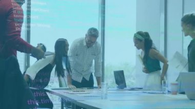 Ofisteki çeşitli iş adamları üzerinde dijital veri işleme animasyonu. Küresel finans, işletme, bağlantılar, hesaplama ve veri işleme kavramı, dijital olarak oluşturulmuş video.