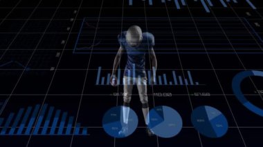 Finansal veriler ve çizelgeler üzerinde kaskı tutan futbolcu. Spor, finans, atlet, istatistik, yatırım, analiz