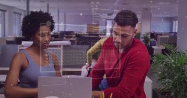 Modern ofiste projeyi tartışan çeşitli iş arkadaşlarıyla ilgili veri işleme animasyonu. İş, takım çalışması, işbirliği, teknoloji, beyin fırtınası, şirket