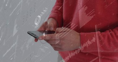 Grafikler, daireler, dünya, değişen numaralar, cep telefonuyla yazı yazan bir adamın göbeği. Dijital bileşik, çoklu pozlama, rapor, iş, ilerleme ve teknoloji kavramı.