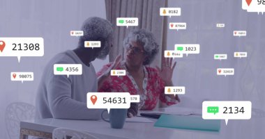 Sosyal medya simgeleri, Afrika kökenli Amerikalı yaşlı bir çiftin belgeleri tartışması üzerine. Yaşam tarzı, iletişim, sosyal medya ve dijital arayüz konsepti dijital olarak oluşturuldu.